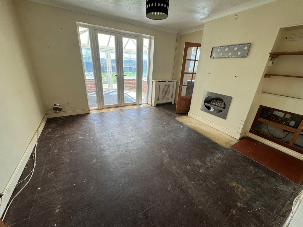 Lot: 127 - SEMI-DETACHED HOUSE IN NEED OF TOTAL REFURBISHMENT - Living room